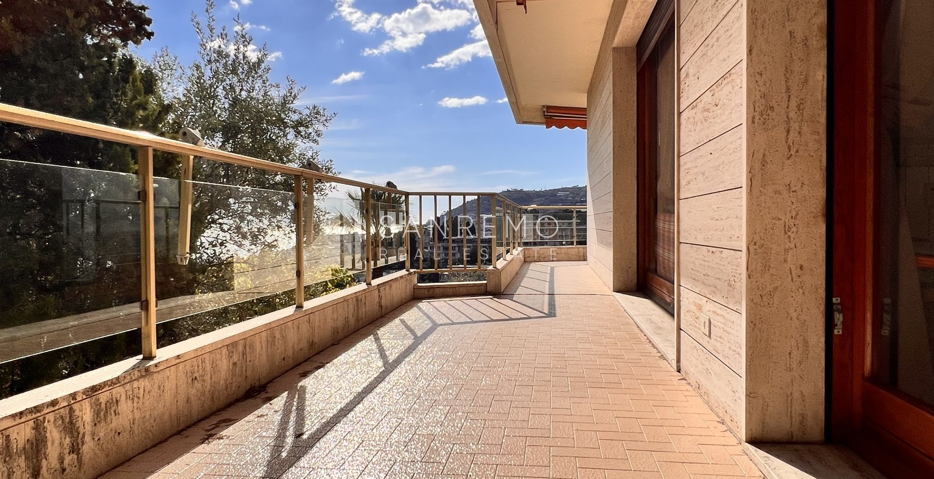 Bright 100 m2 apartment with sea view in a quiet area surrounded by greenery