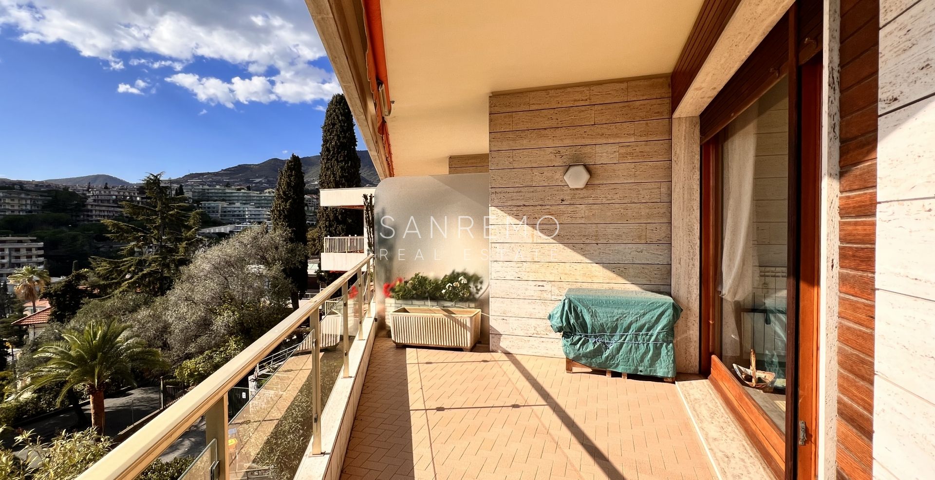 Bright 100 m2 apartment with sea view in a quiet area surrounded by greenery