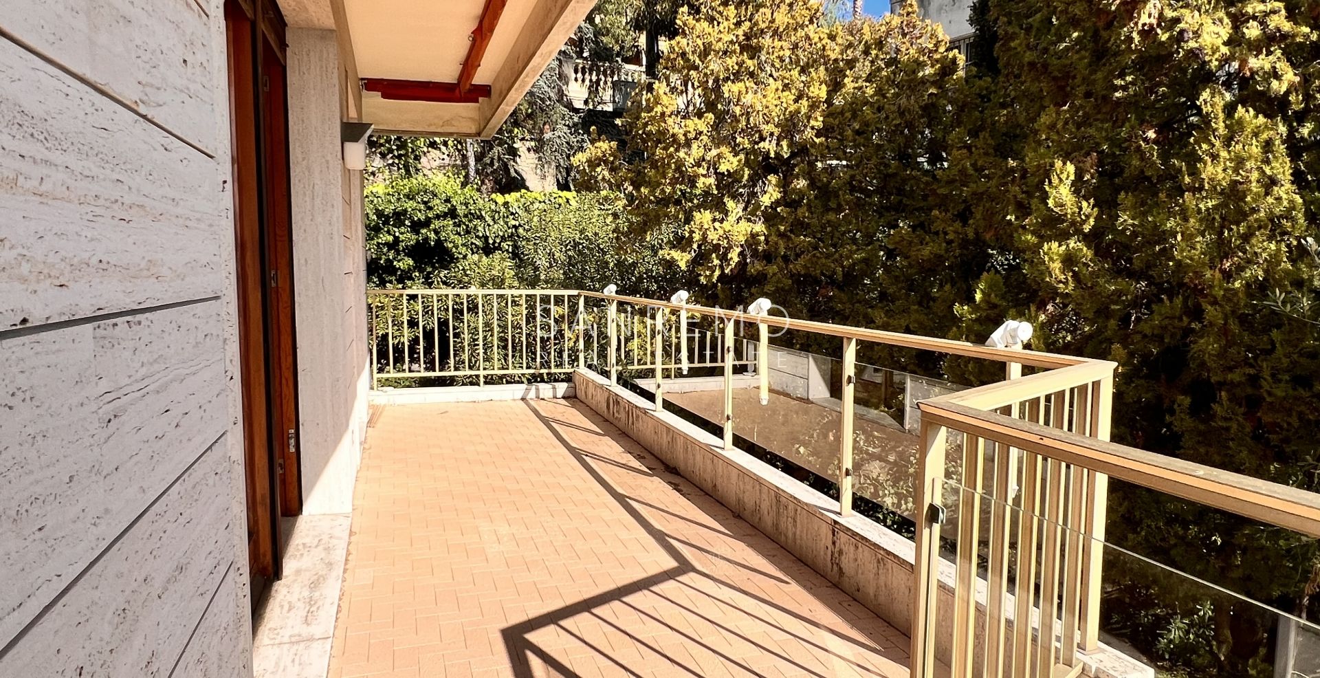 Bright 100 m2 apartment with sea view in a quiet area surrounded by greenery