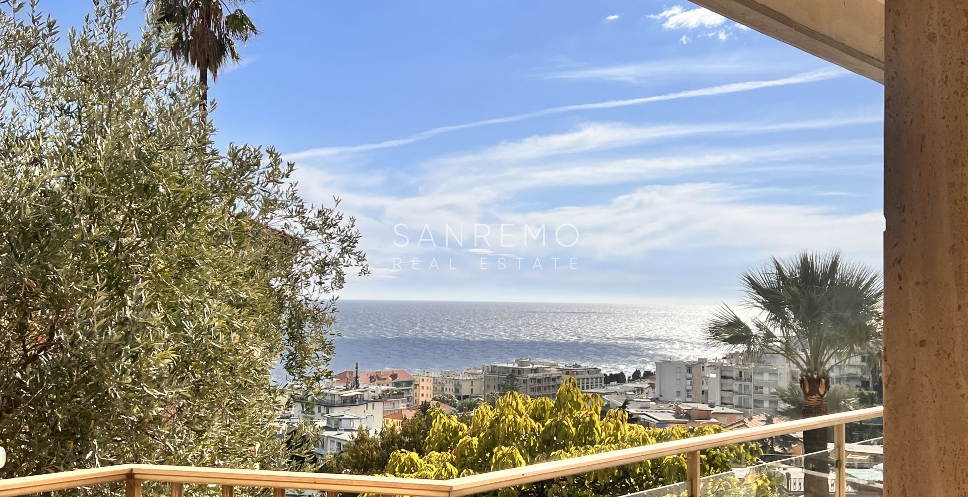 Bright 100 m2 apartment with sea view in a quiet area surrounded by greenery