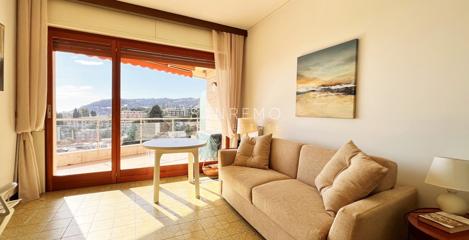 Bright 100 m2 apartment with sea view in a quiet area surrounded by greenery