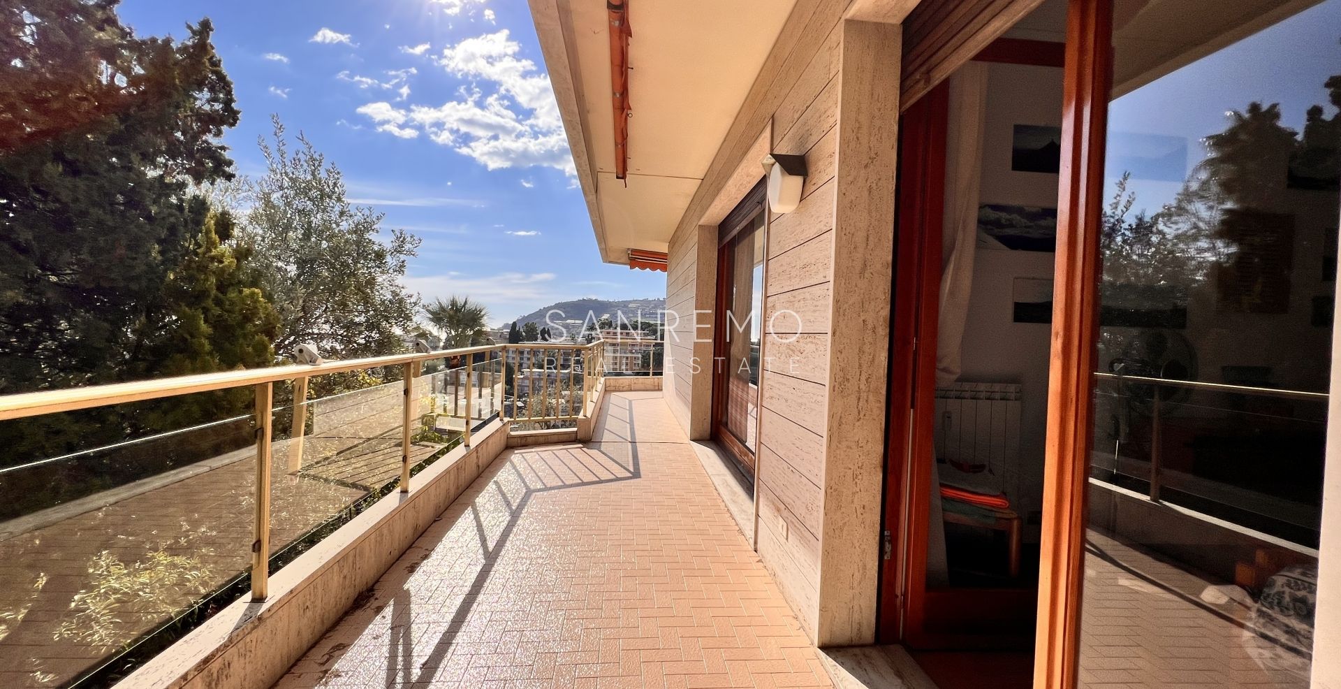 Bright 100 m2 apartment with sea view in a quiet area surrounded by greenery