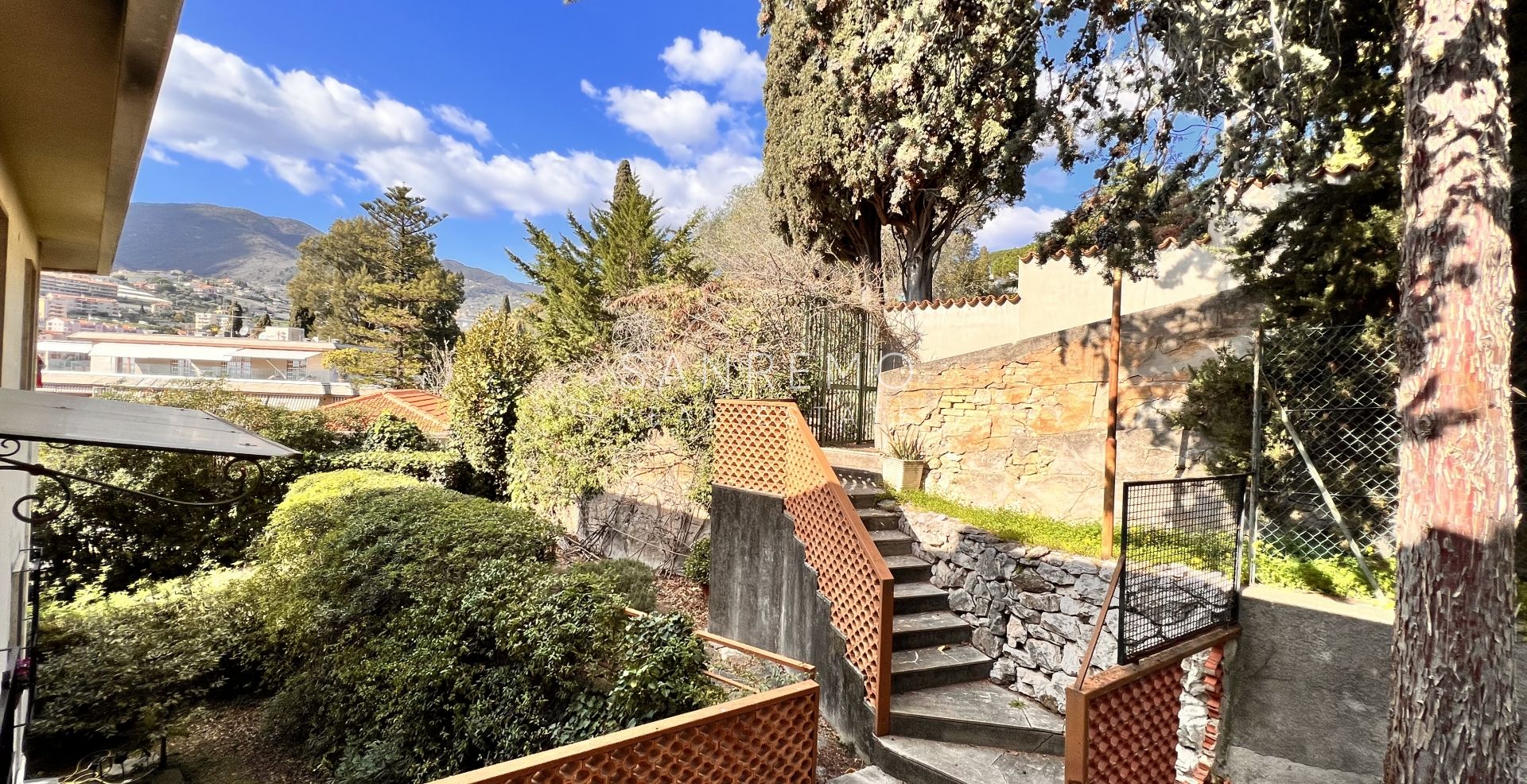 Bright 100 m2 apartment with sea view in a quiet area surrounded by greenery
