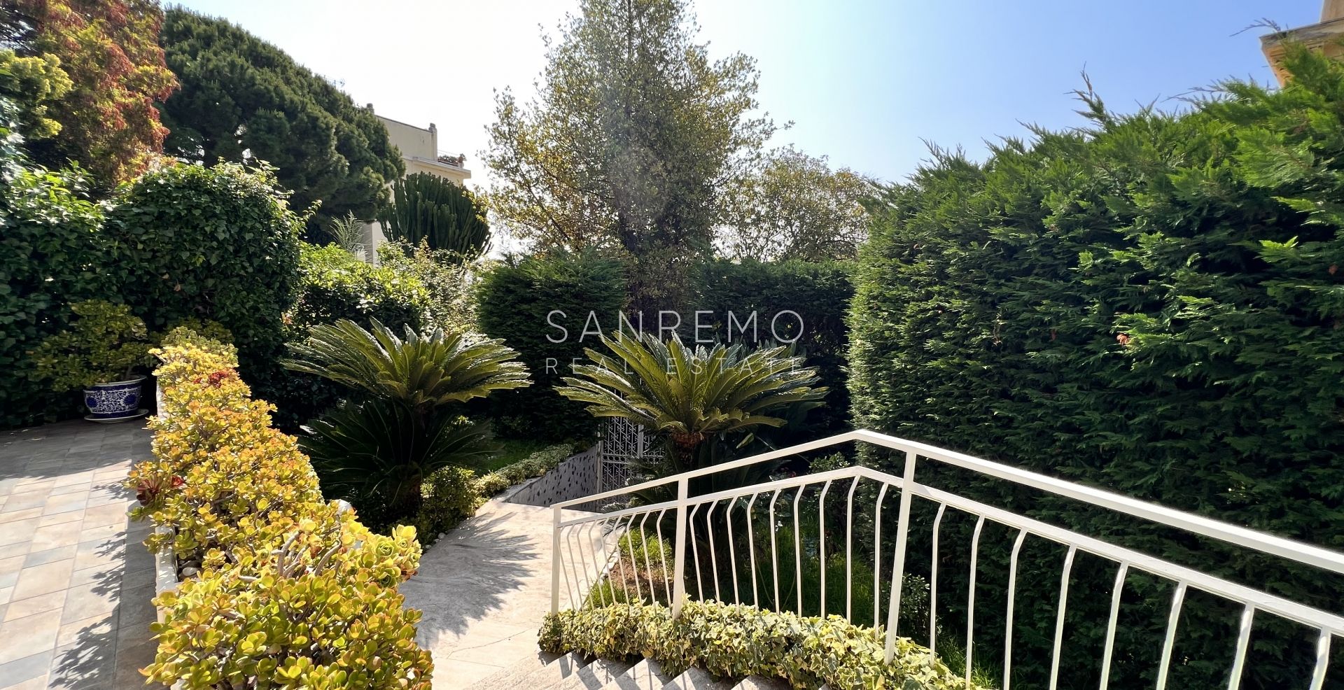 Lovely villa surrounded by greenery within walking distance of the Casino