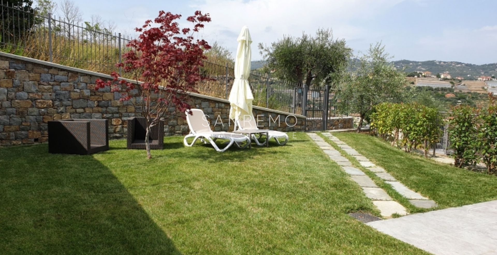 Villa for sale in Imperia with garden and possibility of pool