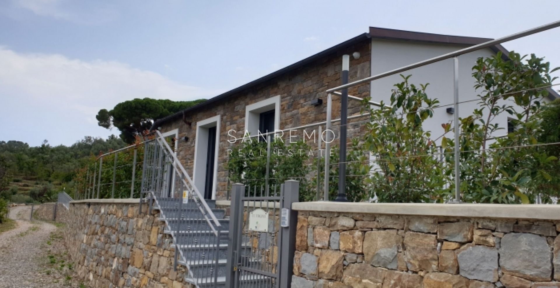 Villa for sale in Imperia with garden and possibility of pool