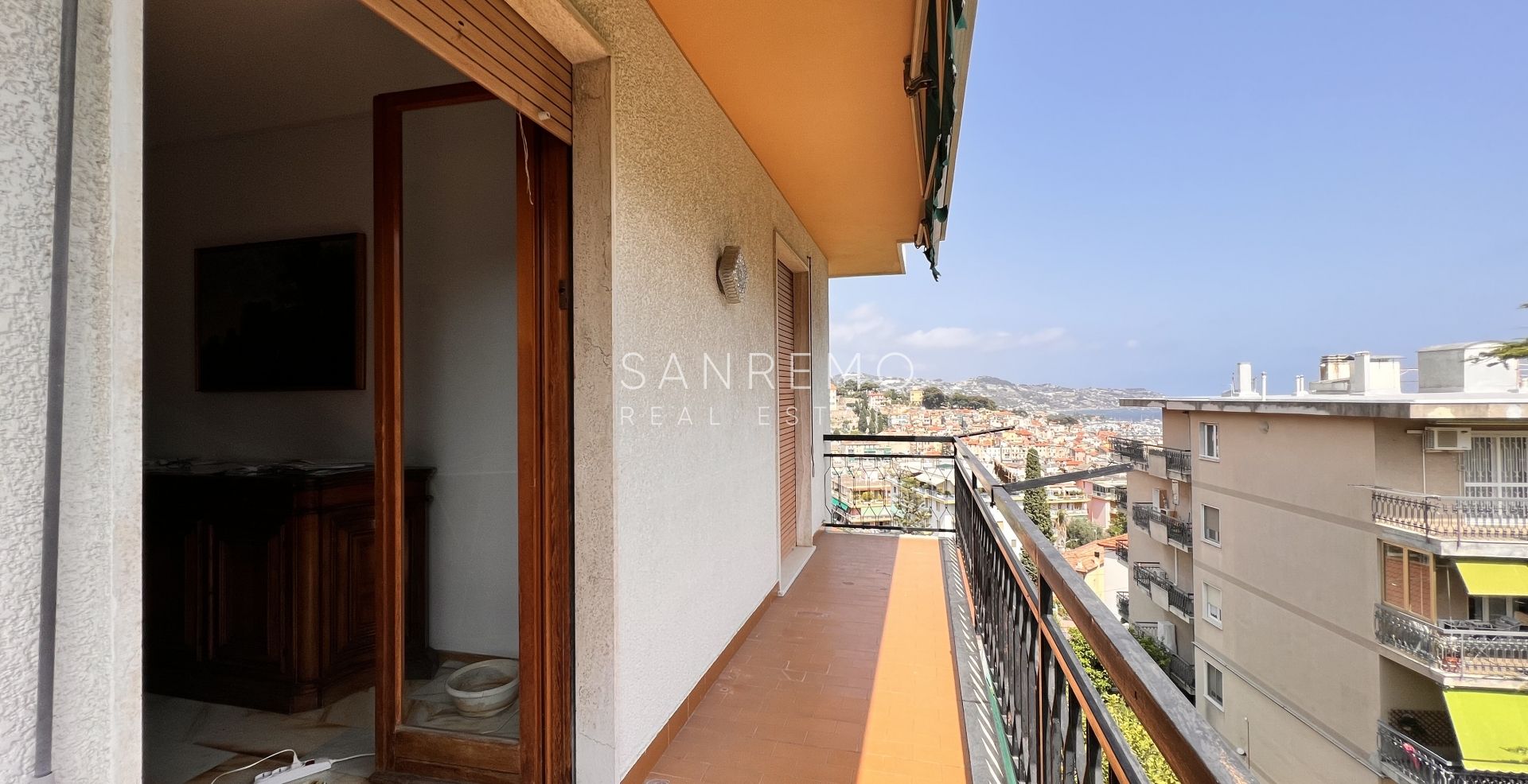 90 sqm. apartment with nice sea view and parking