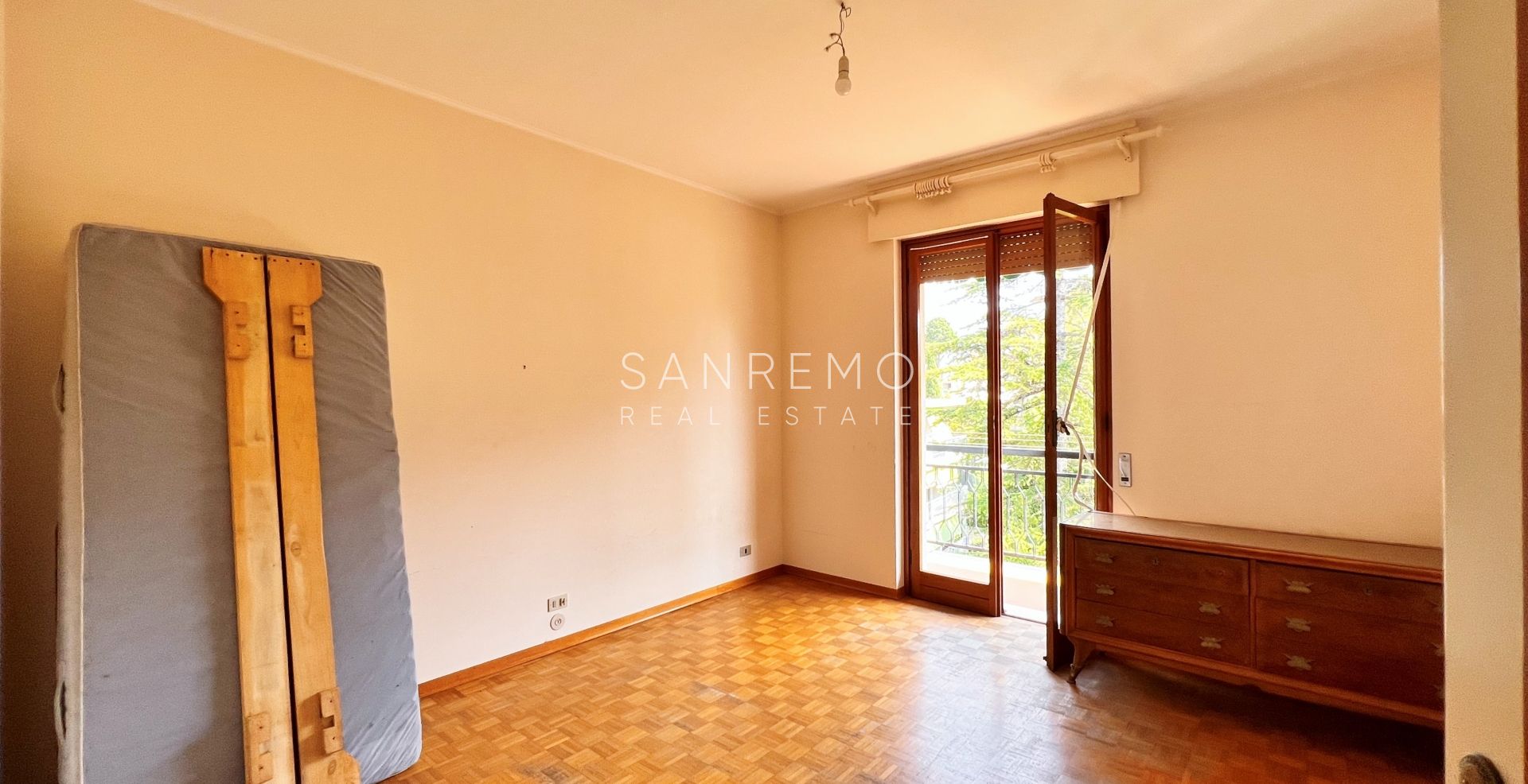 90 sqm. apartment with nice sea view and parking