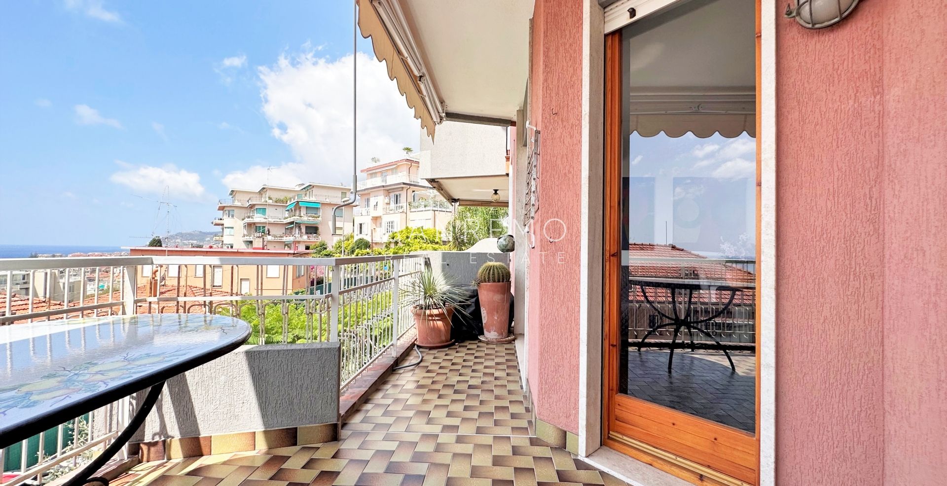 two-room apartment close to the port and the beaches
