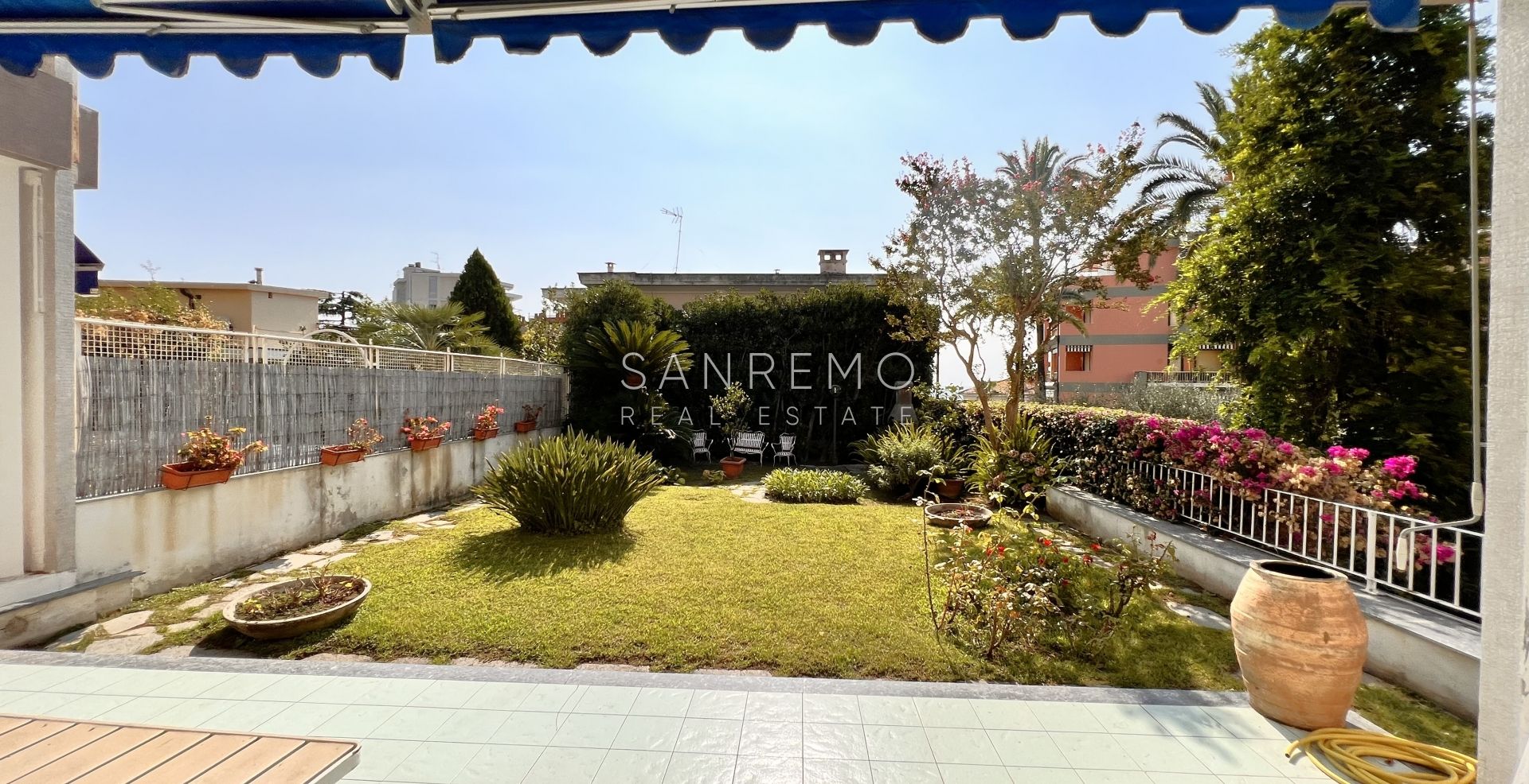 large apartment with terraces and garden in a great building with concierge