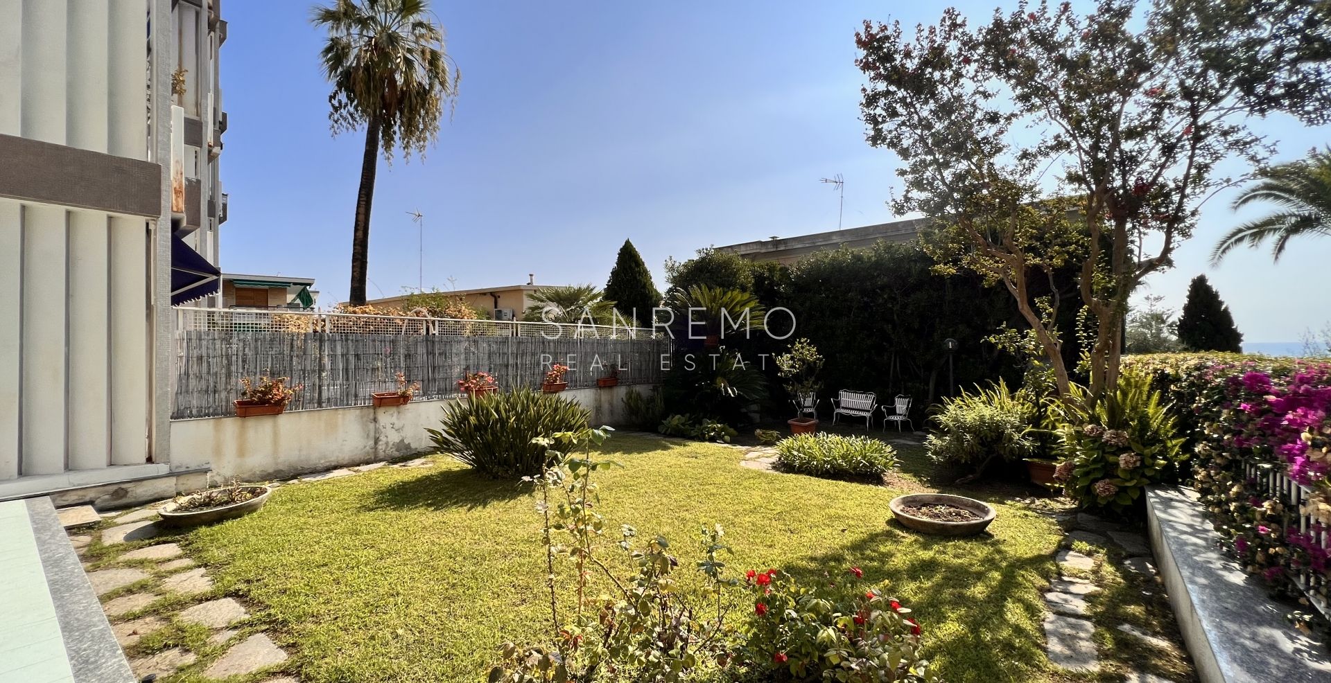 large apartment with terraces and garden in a great building with concierge