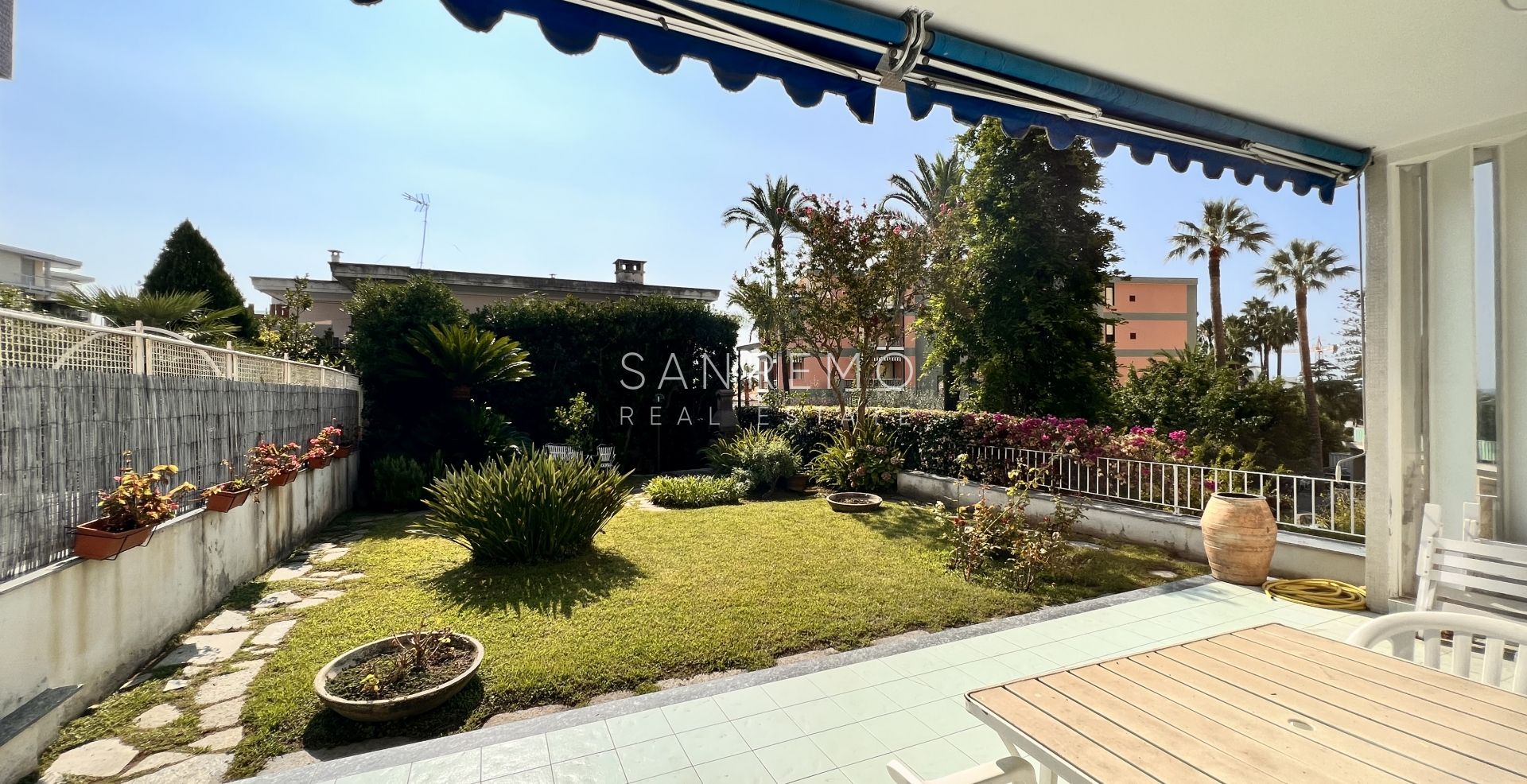 large apartment with terraces and garden in a great building with concierge