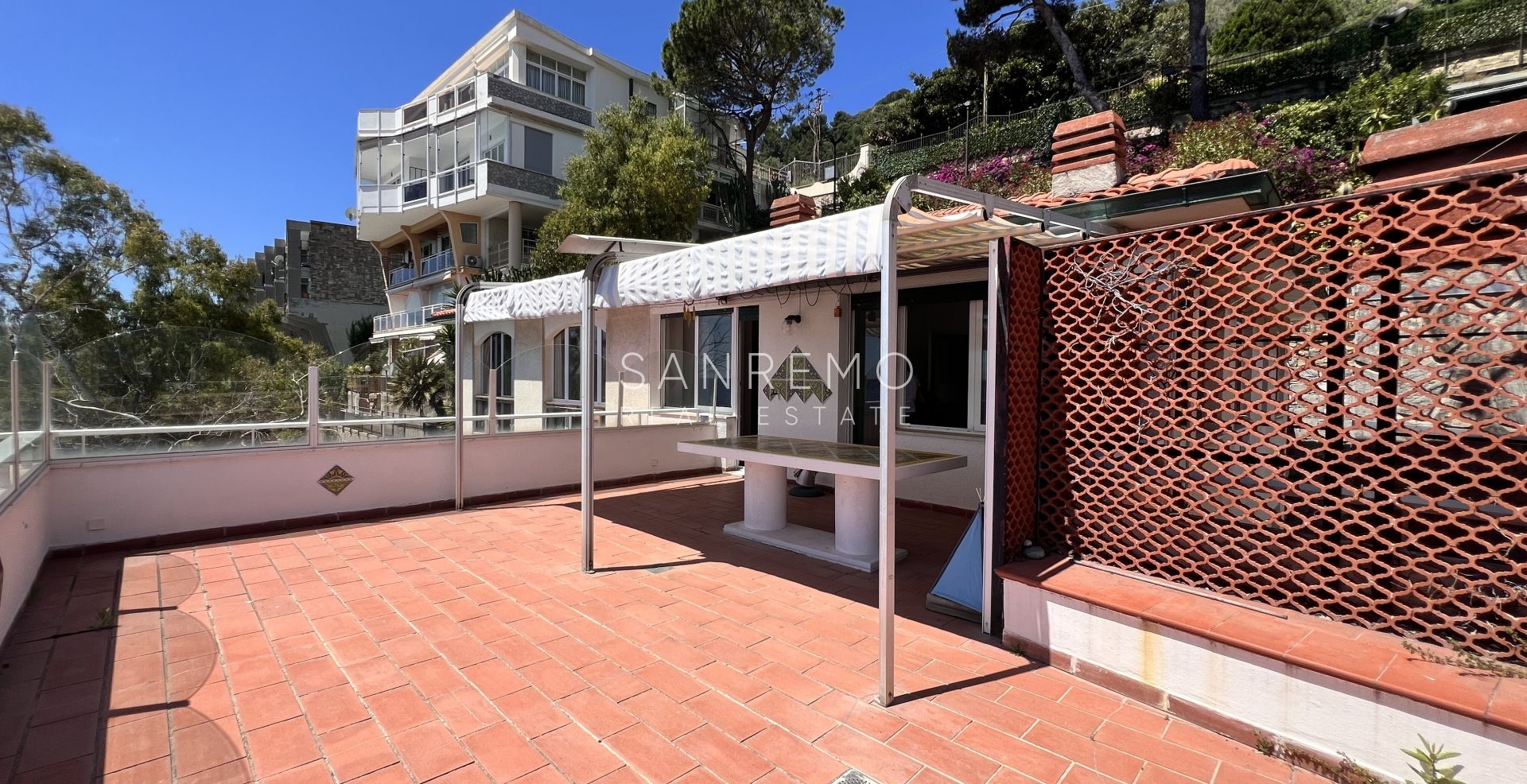 Penthouse with direct sea view