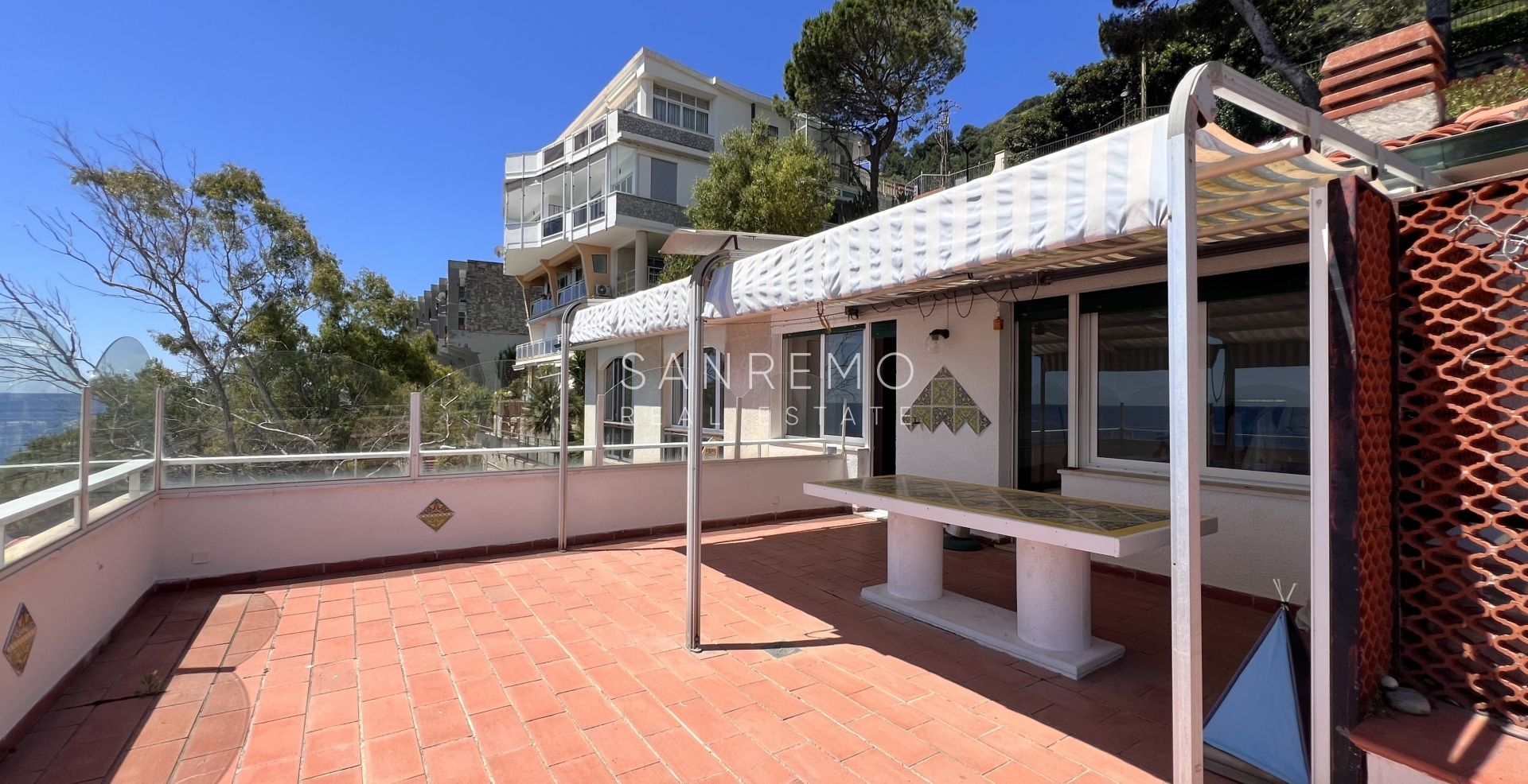 Penthouse with direct sea view