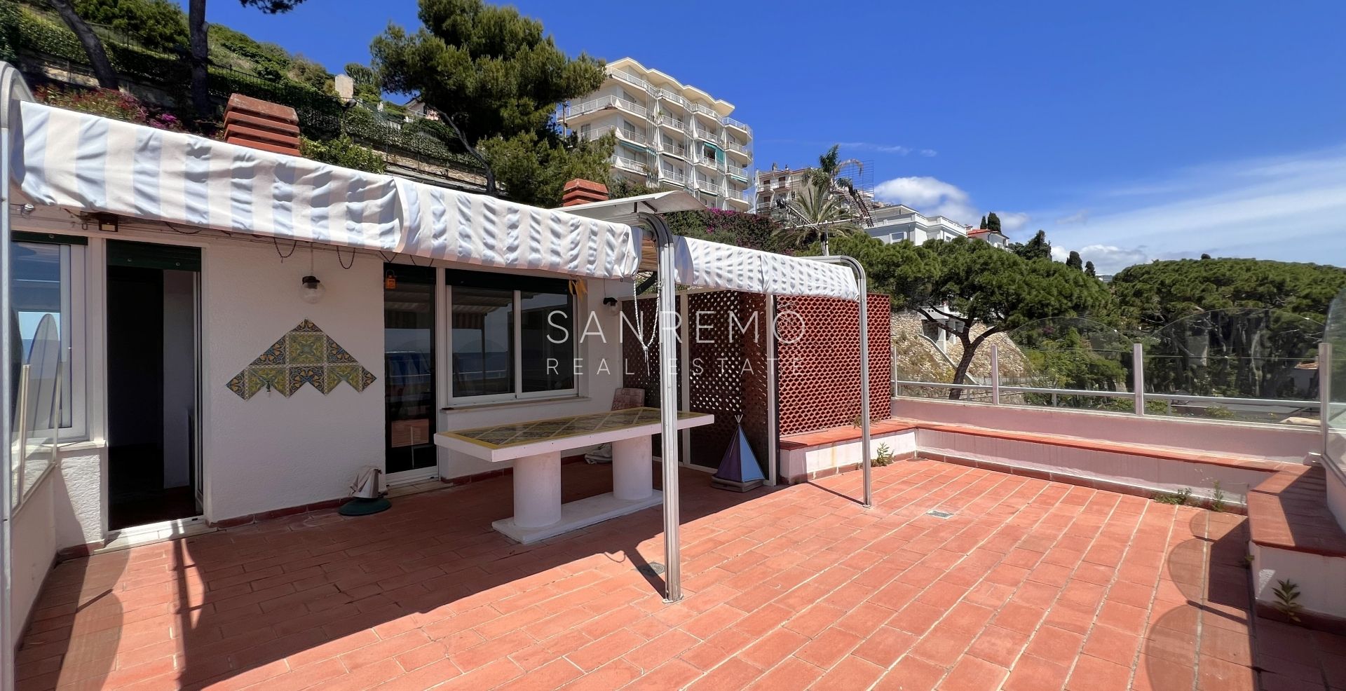 Penthouse with direct sea view