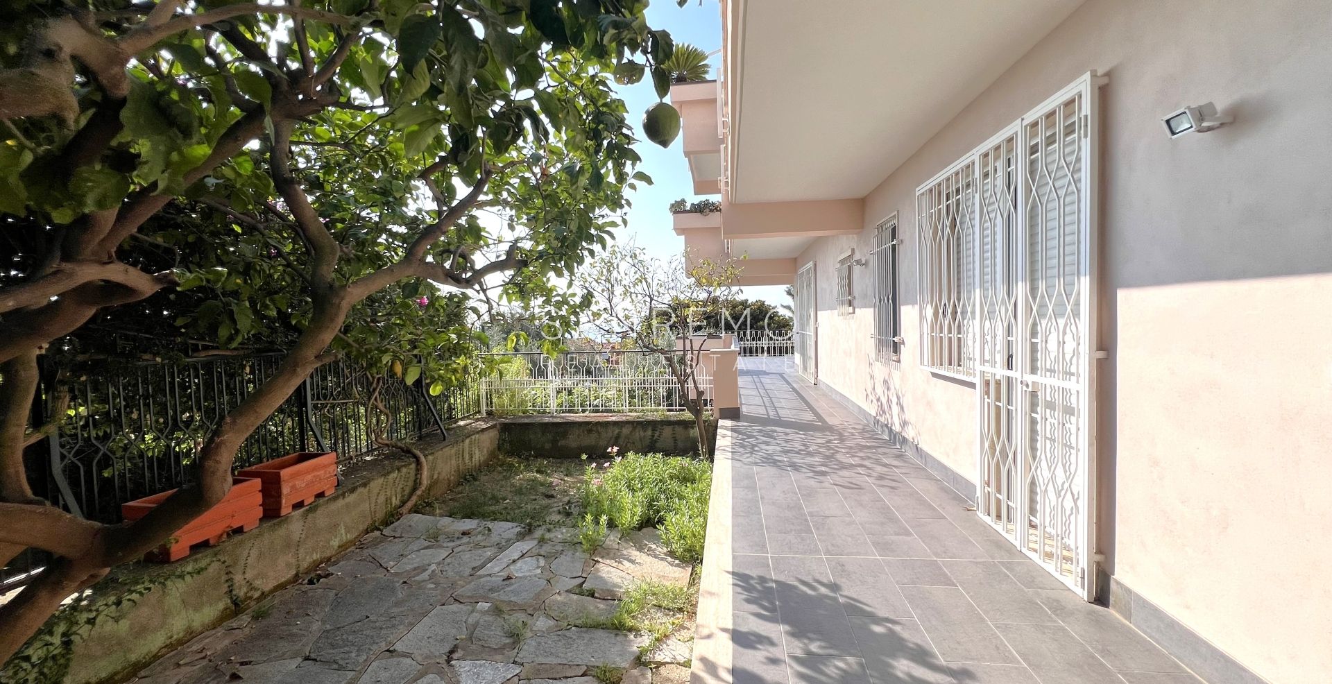 Apartment in perfect condition with pleasant terrace and sea view