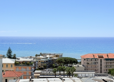 Spacious apartment with terrace and sea view in elegant condominium with concierge