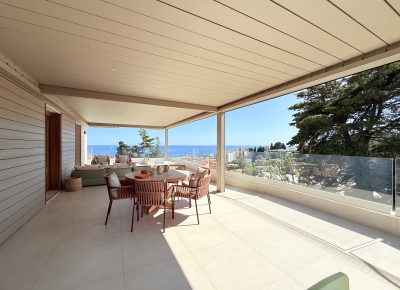 Exclusive penthouse with sea view, large terrace, and luxury finishes in an elegant building surrounded by greenery