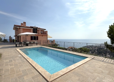 Prestigious villa with a swimming pool and breathtaking sea view