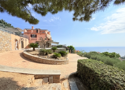 Prestigious villa with a swimming pool and breathtaking sea view