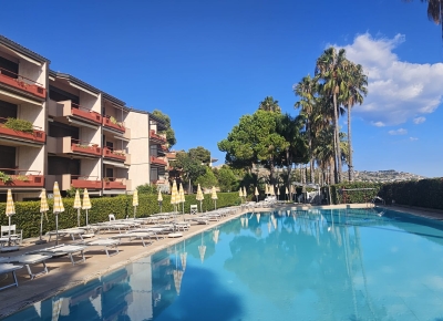 Three-room apartment by the sea in an elegant complex with a swimming pool