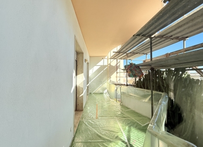 130 m² apartment with a terrace, in a flat area and just a few steps from the beaches and the cycle path.