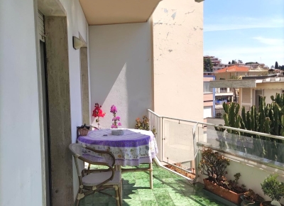 130 m² apartment with a terrace, in a flat area and just a few steps from the beaches and the cycle path.