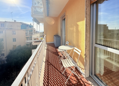 Bright three-room apartment with small terrace just steps from the gardens of Villa Ormond