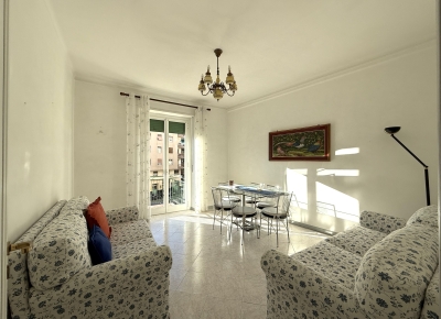 Bright and sunny apartment with double exposure and two small terraces