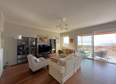 Apartment with excellent exposure, terrace, and pleasant sea view