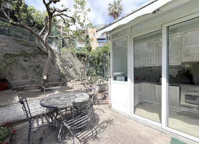 Apartment with terrace and sea view in a quiet and private setting