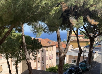 Three-room apartment with balcony and partial sea view in the Baragallo area
