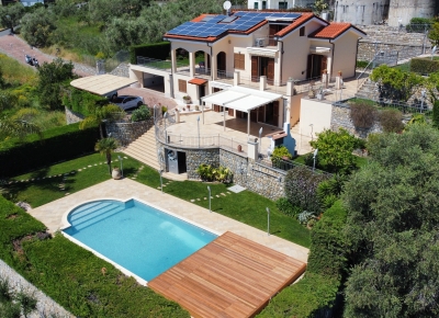 Beautiful villa surrounded by greenery with swimming pool and sea view