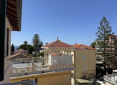 Fully renovated one-bedroom apartment just 50 metres from the sea.