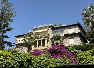Prestigious apartment in a villa with stunning sea views
