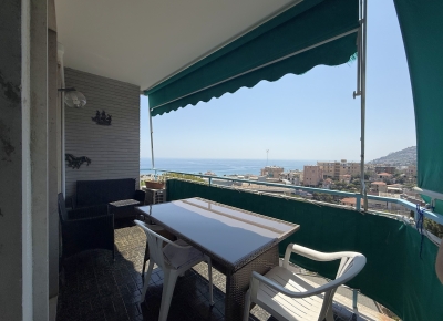 Bright apartment with a terrace just a few minutes' walk from the sea